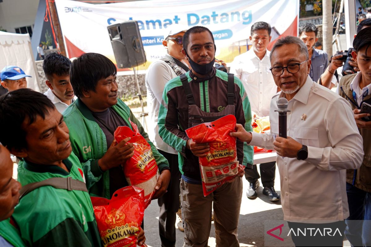 Menko Pangan Zulhas Salurkan 22,5 Ton Beras di Makassar, 750 KK di Biringkanaya Terima Bantuan