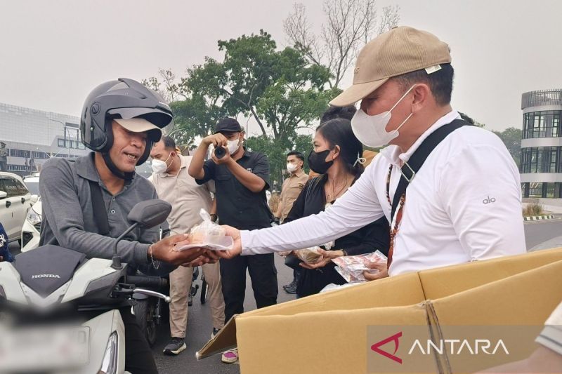 Gubernur Kalteng Bagikan 5.000 Masker dan Vitamin di Bundaran Besar Palangka Raya, Ajak Warga Jaga Kesehatan saat Karhutla