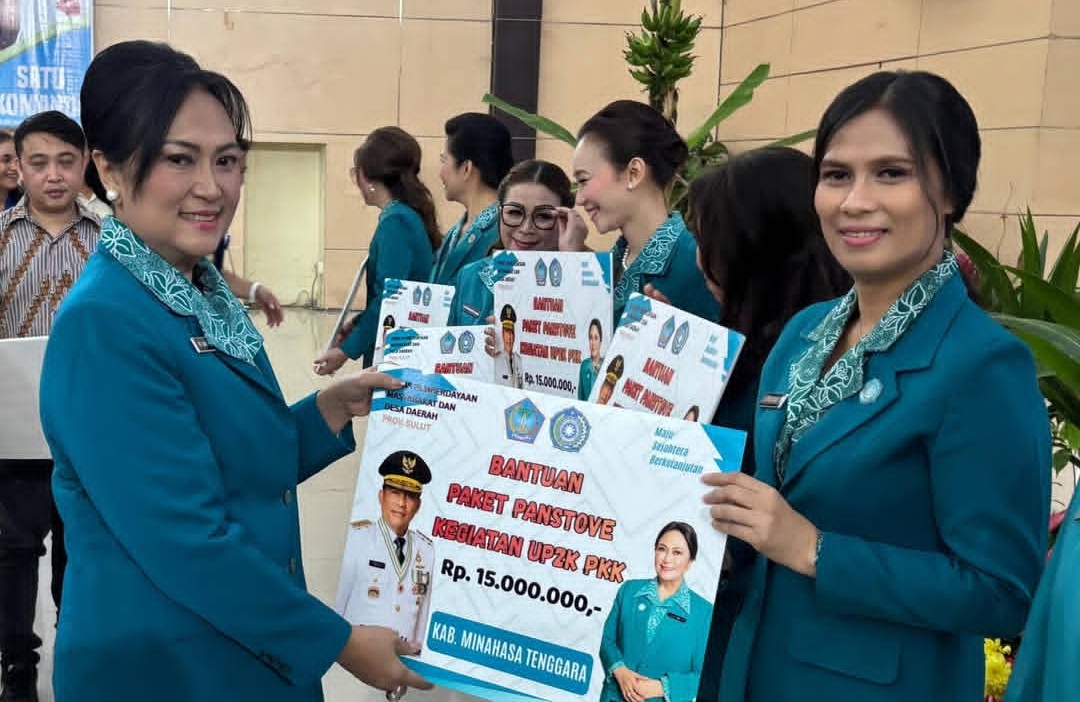 Ketua TP-PKK Minahasa Tenggara Terima Bantuan APAR dan Modal Usaha Rp 15 Juta di Puncak HKG ke-54 Sulut