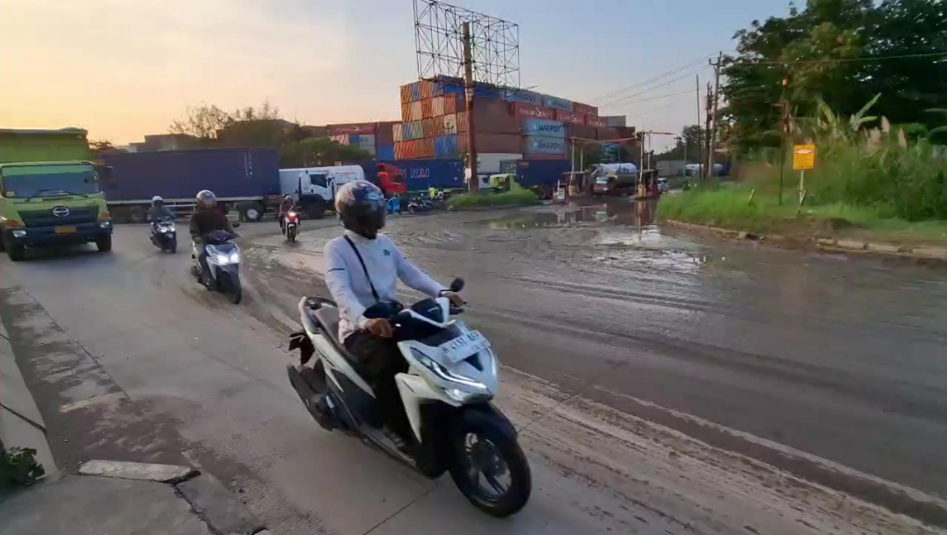 Jalan Arteri Yos Sudarso Semarang Licin Akibat Tanah Truk, Tiga Kecelakaan Fatal Terjadi dalam Sepekan