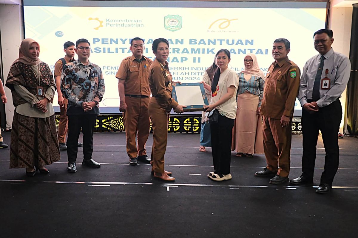 Pemkot Singkawang Berikan Bantuan Keramik ke 40 UMKM untuk Tingkatkan Standar Kebersihan Tempat Produksi