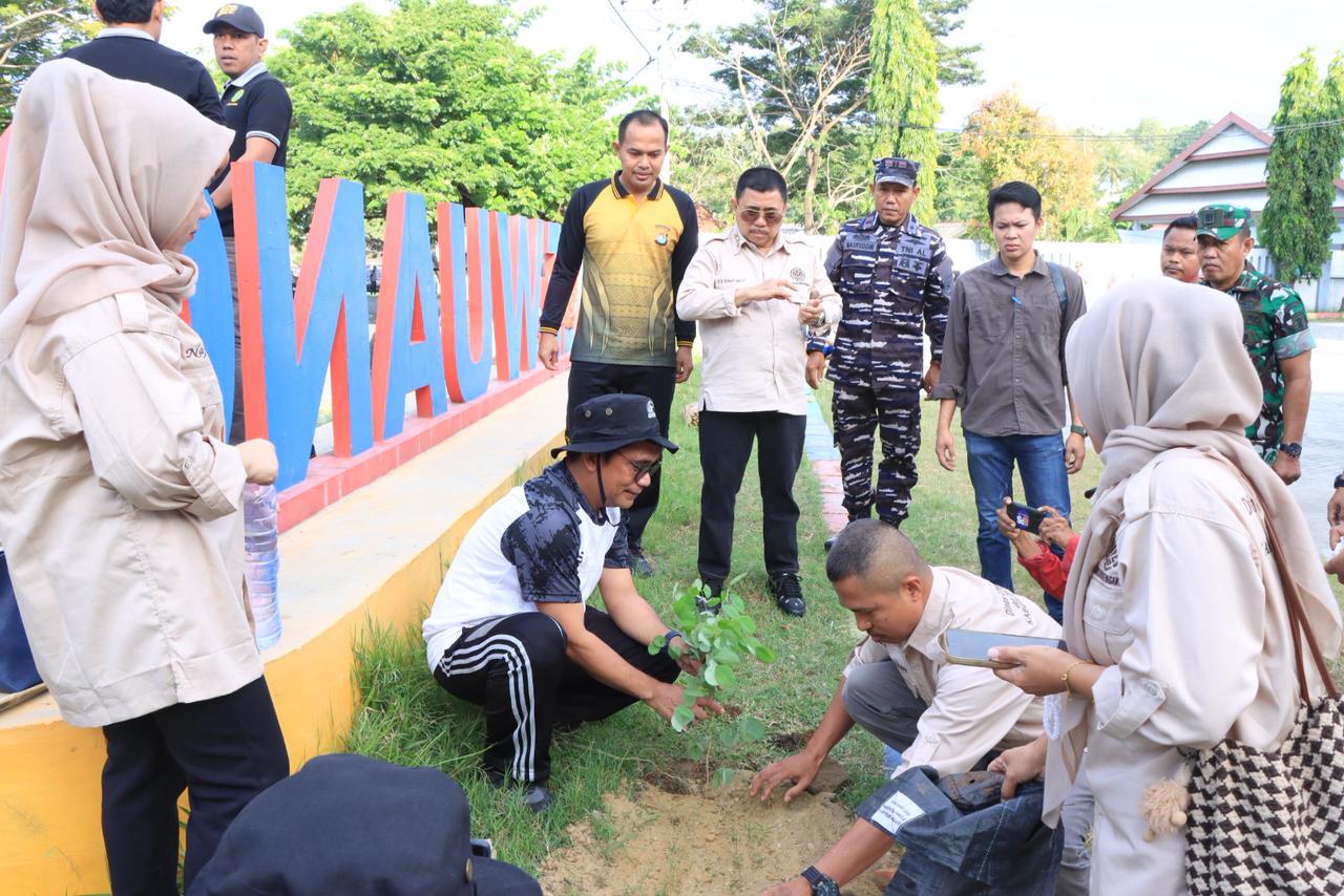 Polres Majene Turun ke Jalan Kerja Bakti Peringati Hari Lingkungan Hidup Sedunia, Bersihkan Kota dari Sampah