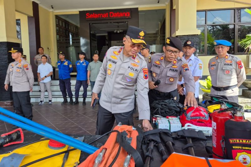Wakapolda Jateng Inspeksi Peralatan Pemadam Karhutla di Magelang, Termasuk Armoured Water Cannon