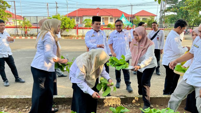 Sekda Bengkulu Herwan Antoni Jadikan Dinas Ketahanan Pangan Percontohan, Ajak OPD Manfaatkan Lahan Kantor untuk Bertani