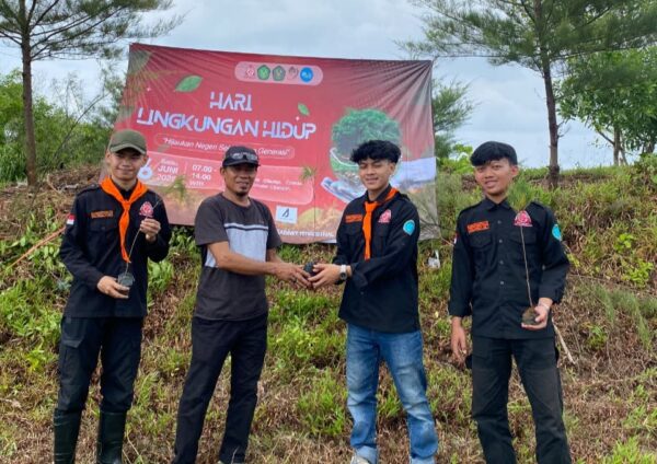 HIMAGEO Unsil Tanam 1.000 Cemara Pantai di Ciheras, Serahkan Peta Abrasi ke Desa untuk Mitigasi Bencana