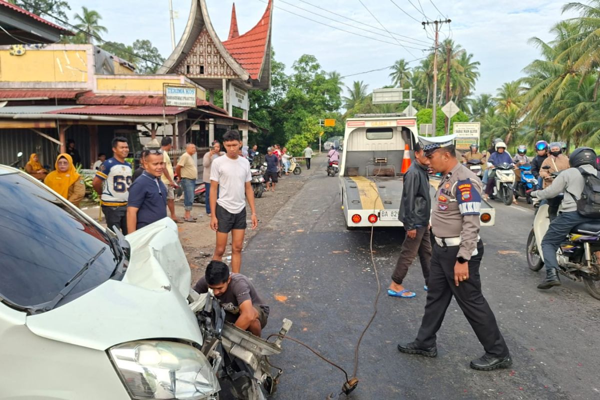 Kecelakaan Beruntun di Sicincin Padang Pariaman Tewaskan Satu Orang, 10 Penumpang Luka-luka