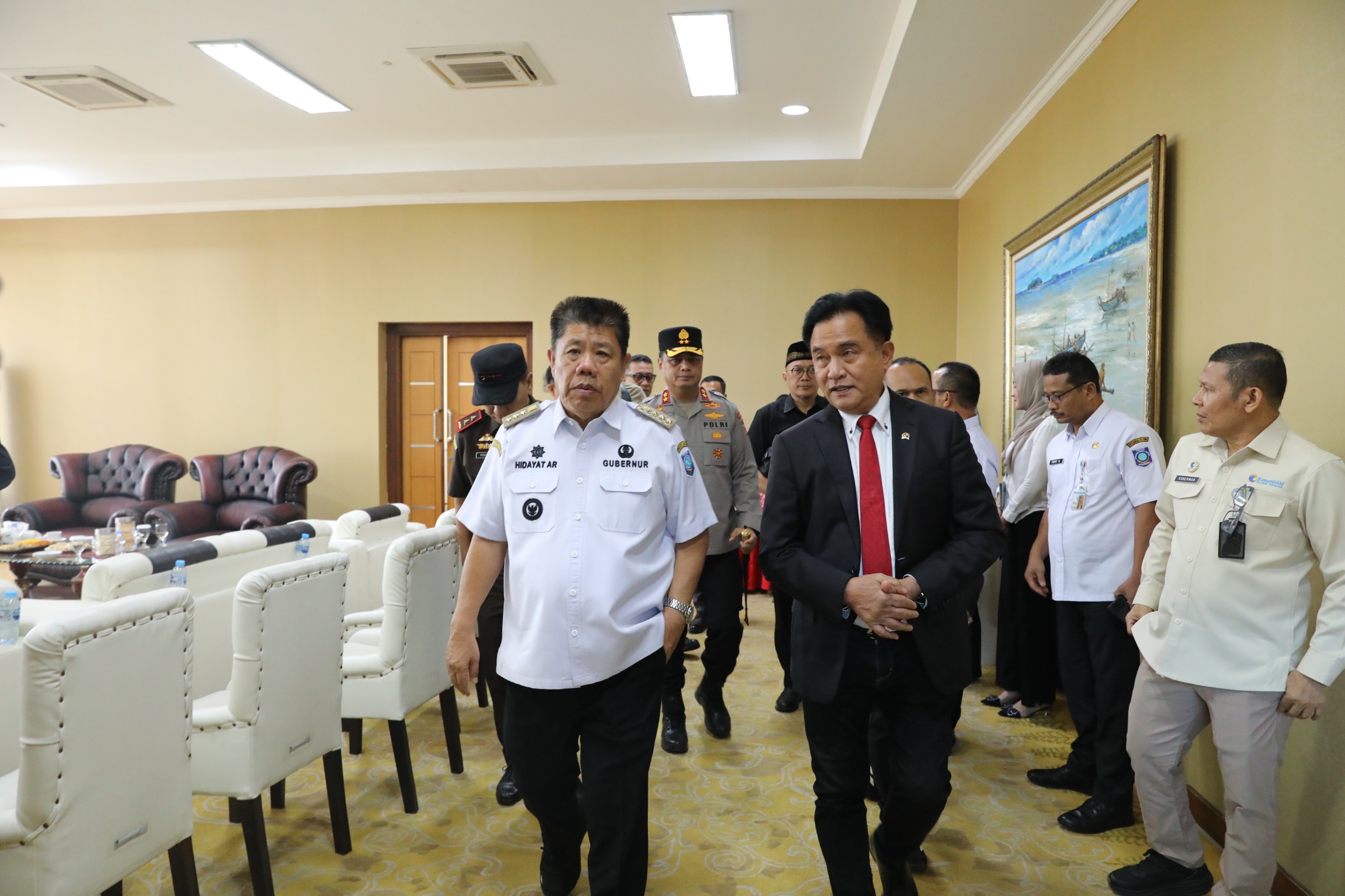 Gubernur Babel Hidayat Arsani Sambut Kedatangan Menko Yusril Ihza Mahendra di Bandara Depati Amir, Bahas Penguatan Hukum dan Keimigrasian