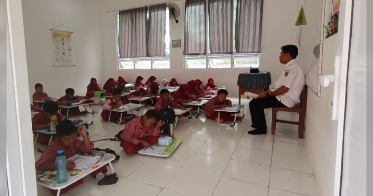 6 Bulan Belajar Lesehan di SDN 013 Sambutan Samarinda, Siswa Bawa Meja Lipat dari Rumah