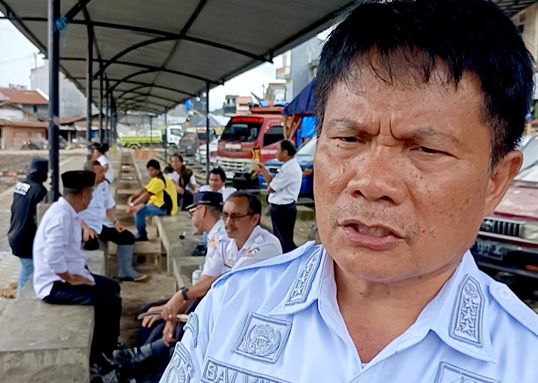 Pemkab Toraja Utara Kerahkan Alat Berat dan Damkar Bersihkan Limbah Tinja di Pasar Hewan Bolu, 12 Dump Truck Dikerahkan