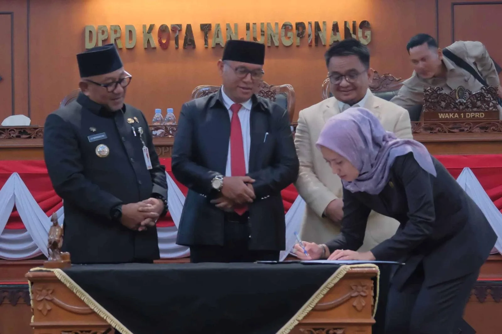 Seluruh Fraksi DPRD Tanjungpinang Sahkan Perda Pertanggungjawaban APBD 2025, Wali Kota Sebut Cermin Amanah Masyarakat