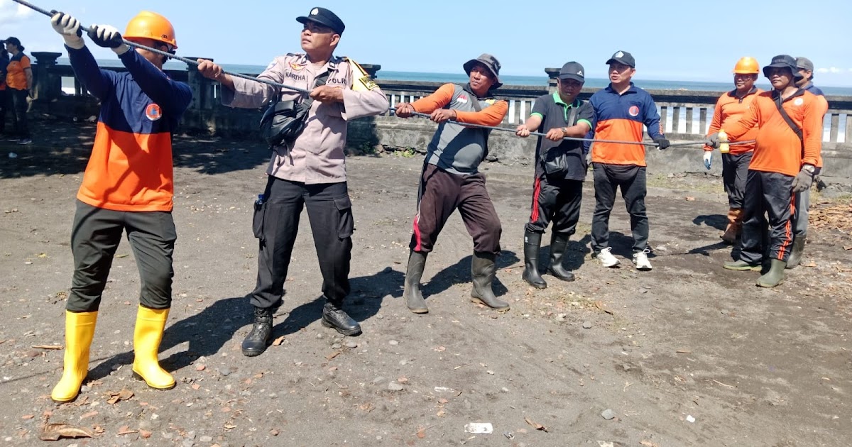 Antisipasi Pohon Tumbang, Bhabinkamtibmas Klungkung dan BPBD Tebang Pohon Ketapang di Pura Watu Klotok