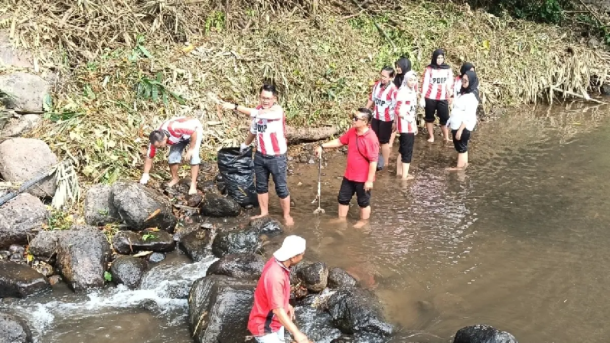 Kader PDI Perjuangan Sleman Bersihkan Sungai, Tanam Pohon, dan Tebar Ikan, Wujudkan Nilai Trisakti dan Gotong Royong