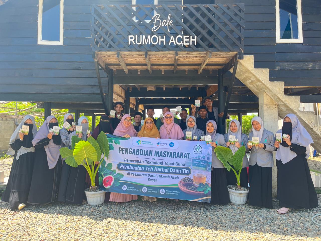 Santri Pesantren Darul Hikmah Aceh Besar Diajari Olah Daun Tin Jadi Teh Herbal Bernilai Ekonomi