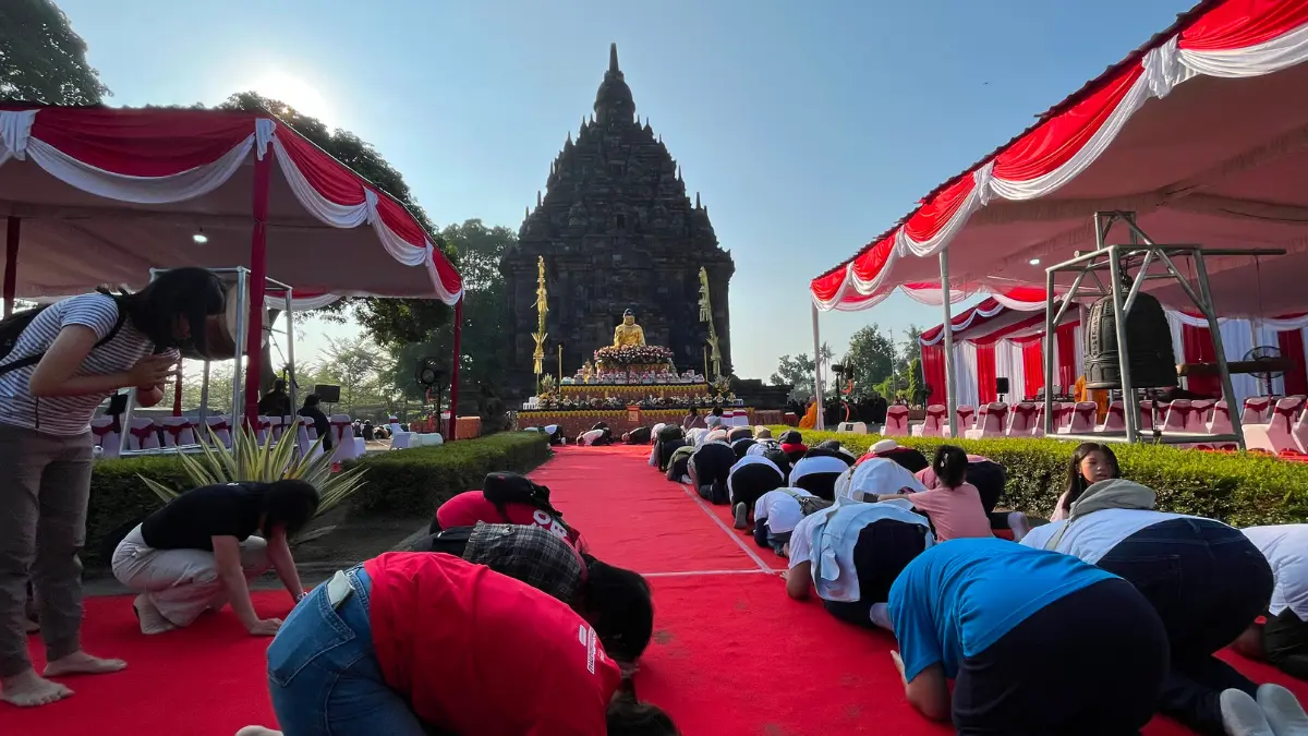Ribuan Umat Buddha Rayakan Waisak 2570 BE di Candi Sojiwan Klaten, Biksu Serukan Kebijaksanaan untuk Pemimpin Bangsa
