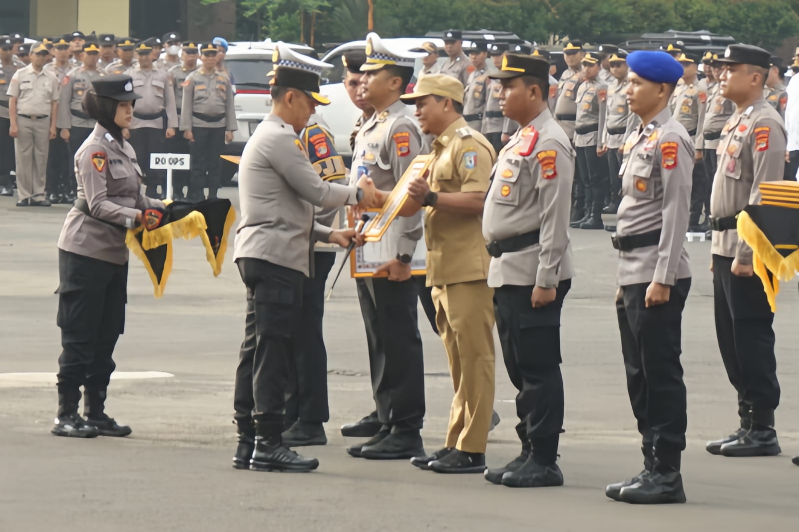 Bupati Pringsewu Raih Penghargaan dari Kapolda Lampung Berkat Program Akulturasi 9 Suku dan 1 Etnis