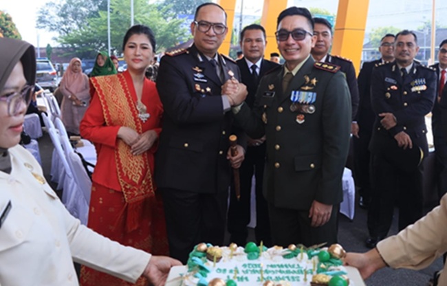 Polresta Pangkalpinang Bagikan 80 Paket Beras ke Warga dan Potong Tumpeng di HUT Bhayangkara ke-80