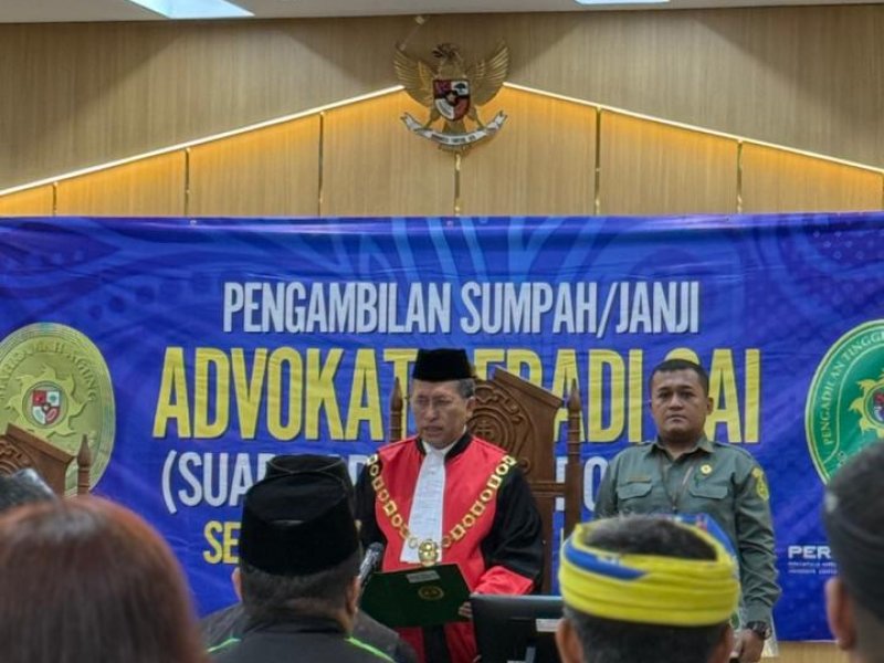 Ketua Pengadilan Tinggi Kaltara Ambil Sumpah 12 Advokat Baru, Tekankan Adaptasi KUHP Baru dan Teknologi Digital