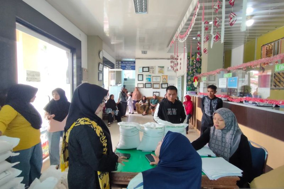 Pemkot Solok Salurkan Bantuan Beras Tahap Dua ke 7.819 Keluarga, Total 234,57 Ton