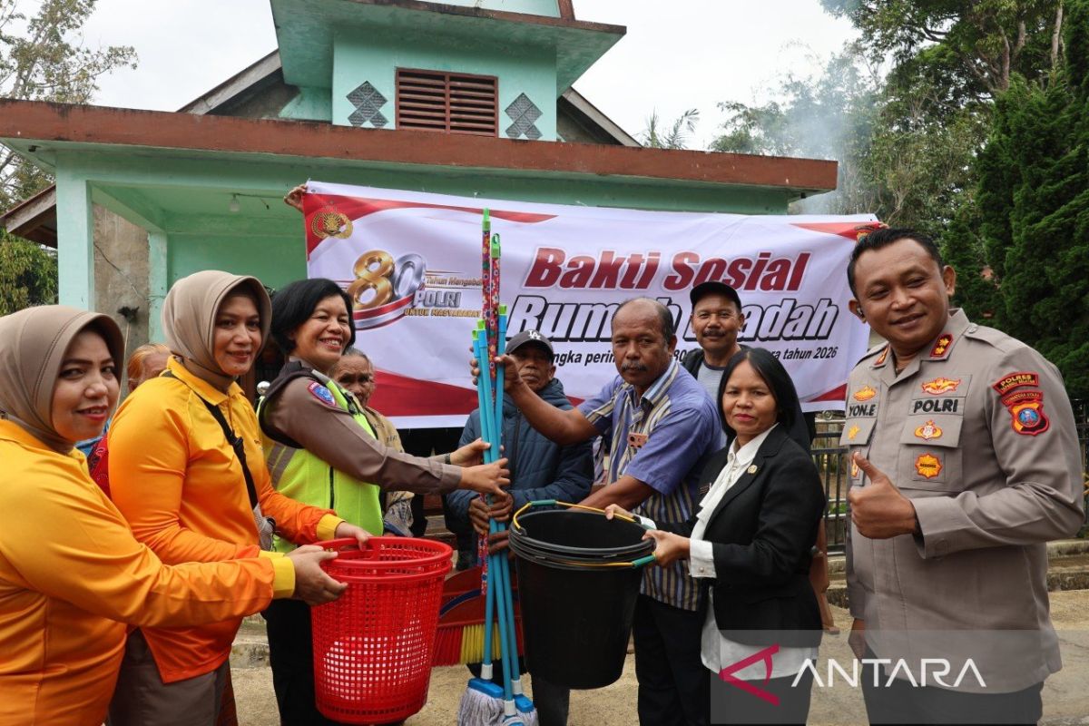 Polres Tapanuli Selatan Bersihkan Gereja dan Masjid, Bagikan Sembako Sambut Hari Bhayangkara ke-80
