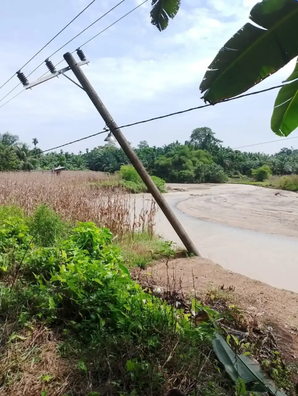 Tebing Sungai Batang Tiku Runtuh di Tiga Titik, Akses Jalan Kabupaten Agam Terancam dan Listrik Padam Belasan Jam