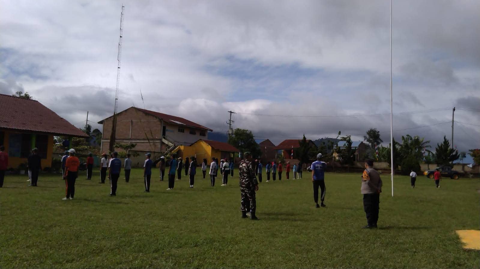 Bhabinkamtibmas Polsek Tigabinanga dan Babinsa Latih Paskibraka di Karo untuk HUT RI ke-81