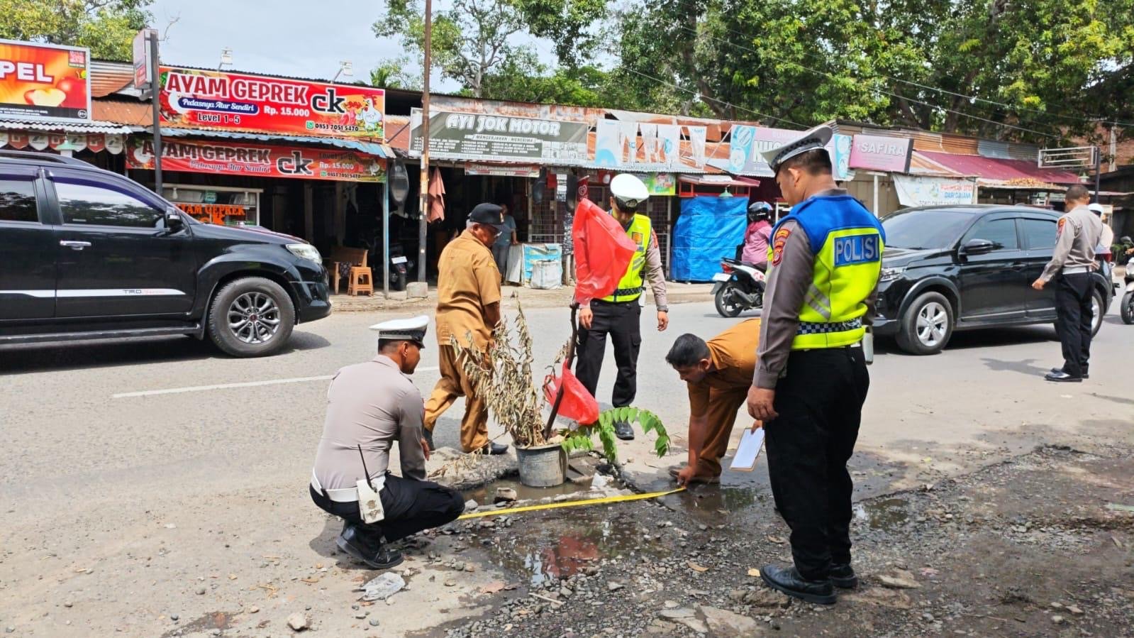 Respons Cepat PUPR Aceh Usai ‘Lubang Maut’ di Lintas Ulee Kareng Dikeluhkan Warga, Petugas Langsung Turun ke Lokasi