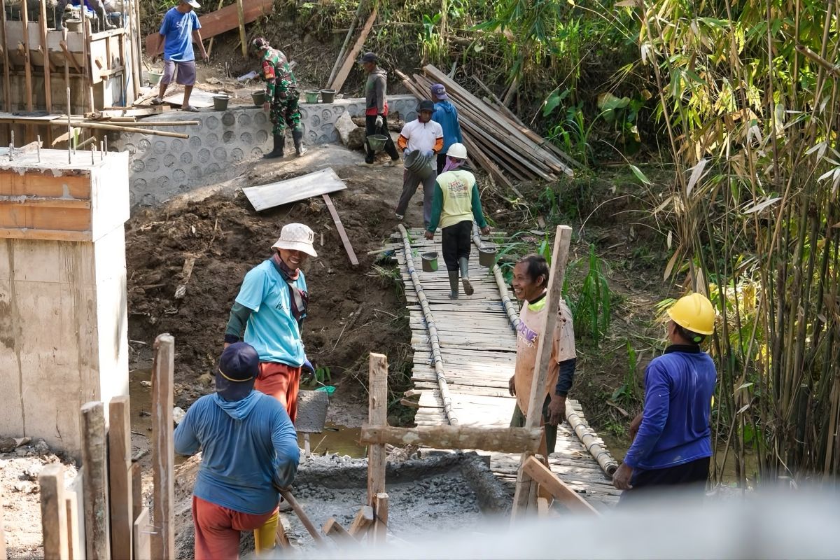 TNI dan Warga Gunungkidul Gotong Royong Bangun Jembatan Beton di Ponjong, 50 KK Petani Menanti Manfaatnya