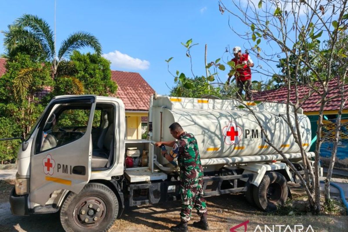 PMI Belitung Kirim 10.000 Liter Air Bersih ke Sekolah dan Permukiman Terdampak Kekeringan