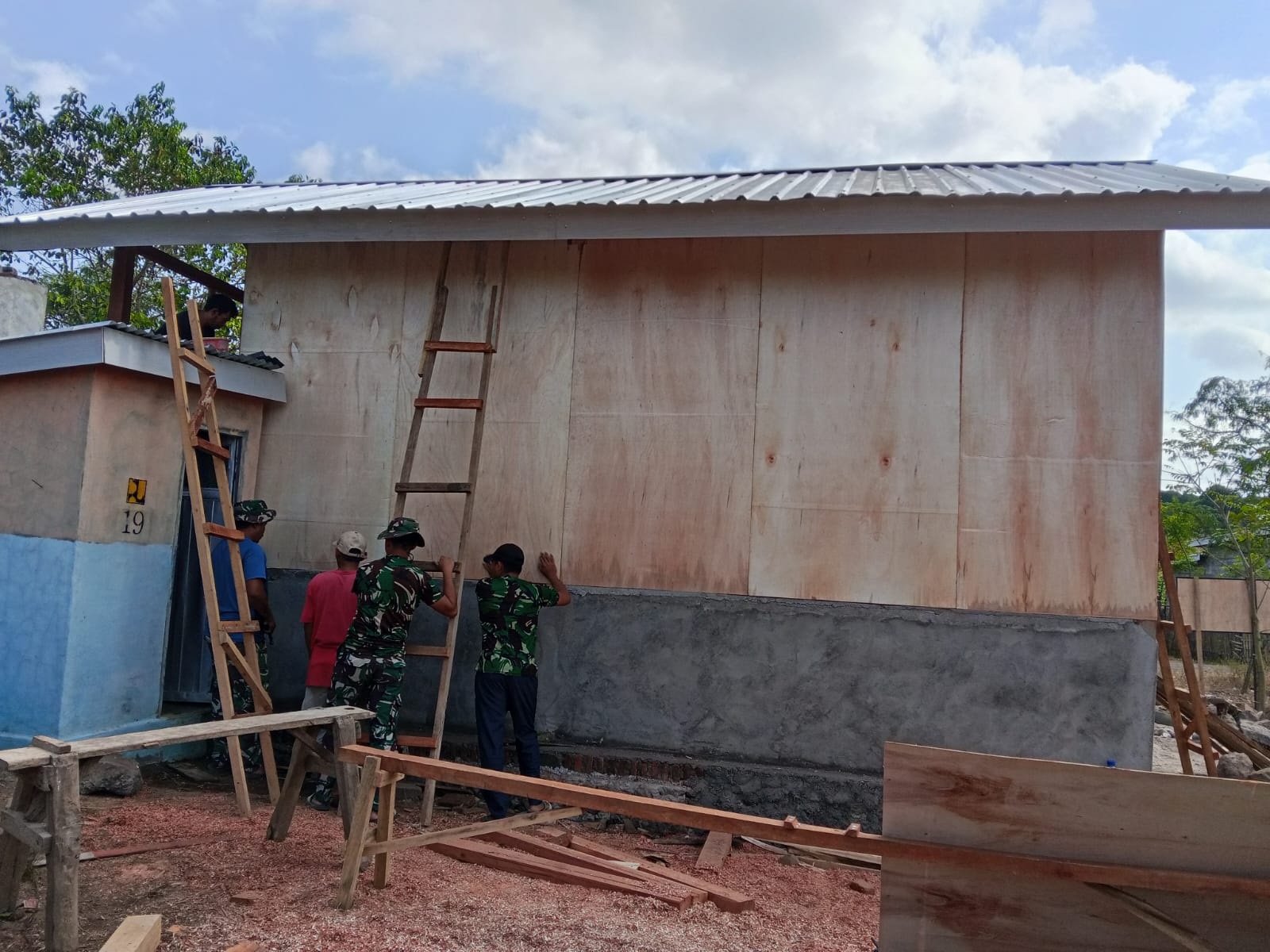 TMMD Ke-129 Kodim 1614/Dompu Rampungkan Program RTLH di Desa Kampasi Meci, Rumah Warga Masuki Tahap Finishing