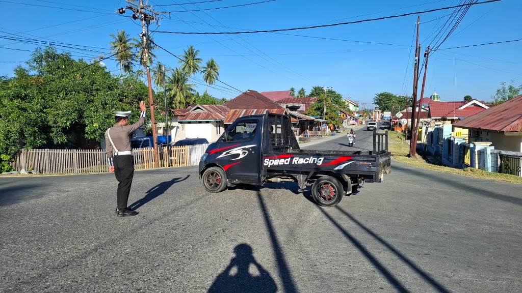 Satlantas Polres Tojo Una-Una Gelar Strong Point Pagi, 12 Personel Dikerahkan untuk Atur Lalin dan Edukasi Pengendara
