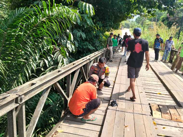 Polisi dan Warga Gotong Royong Perbaiki Jembatan Laur di Melawi demi Keselamatan Pengguna Jalan