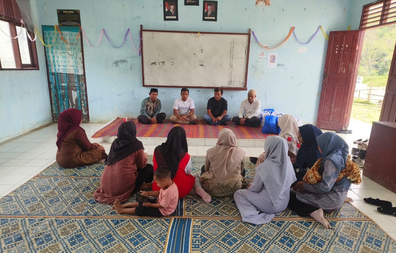 Jembatan Putus Diterjang Banjir, Siswa SMP Satu Atap Kendawi di Gayo Lues Belajar Sementara di Meunasah