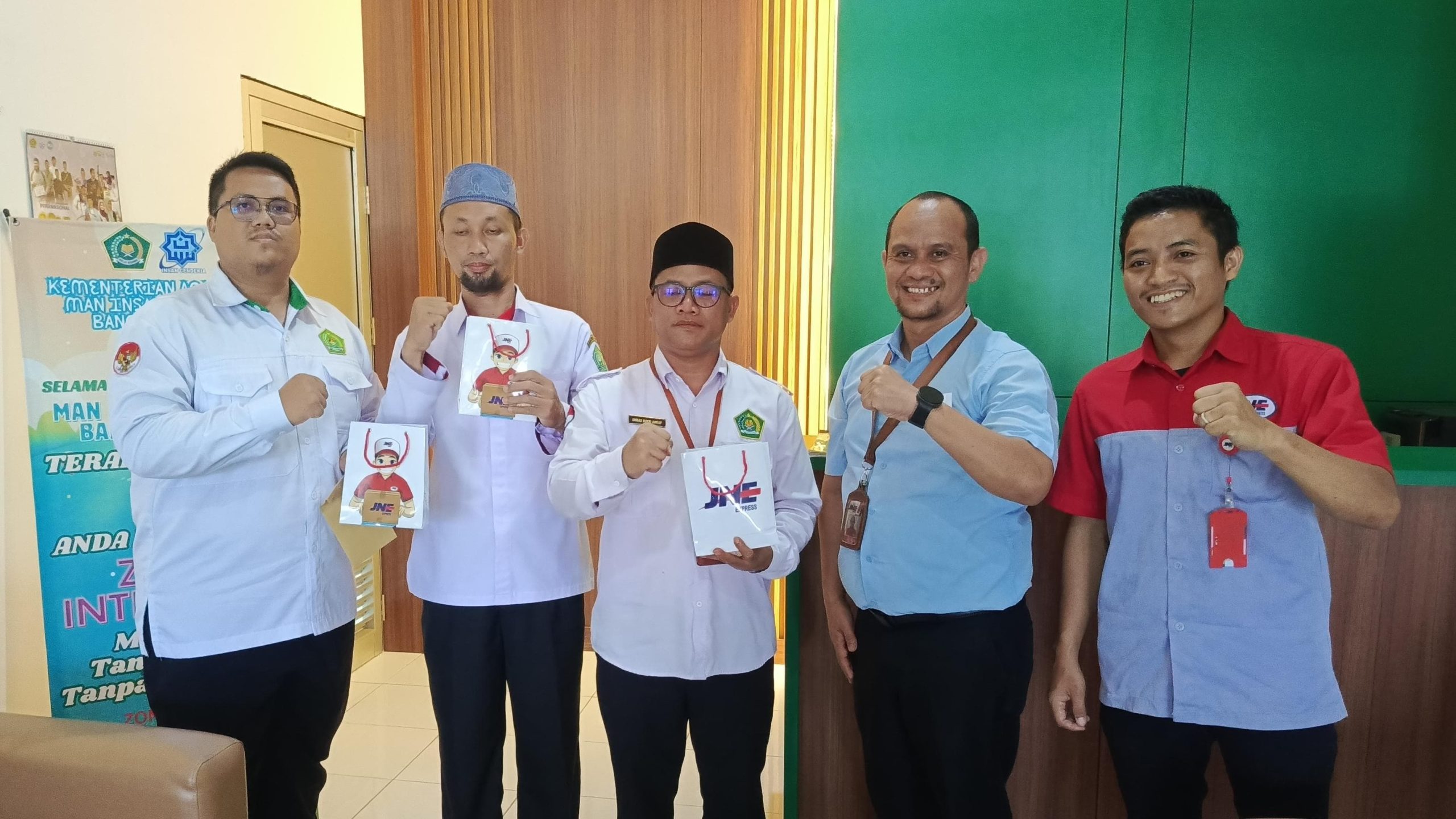 JNE Pangkalpinang Beri Tarif Khusus Rp 10 Ribu per Kilogram untuk Kiriman ke Siswa MAN IC Bangka Tengah