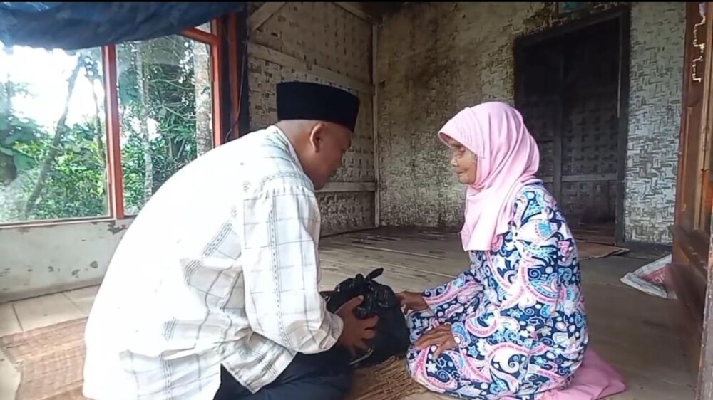 Warga Kampung Nagrak Garut Wawan Sisihkan Rezeki untuk Lansia dan Warga Kurang Mampu, Bantuan Diantar ke Rumah