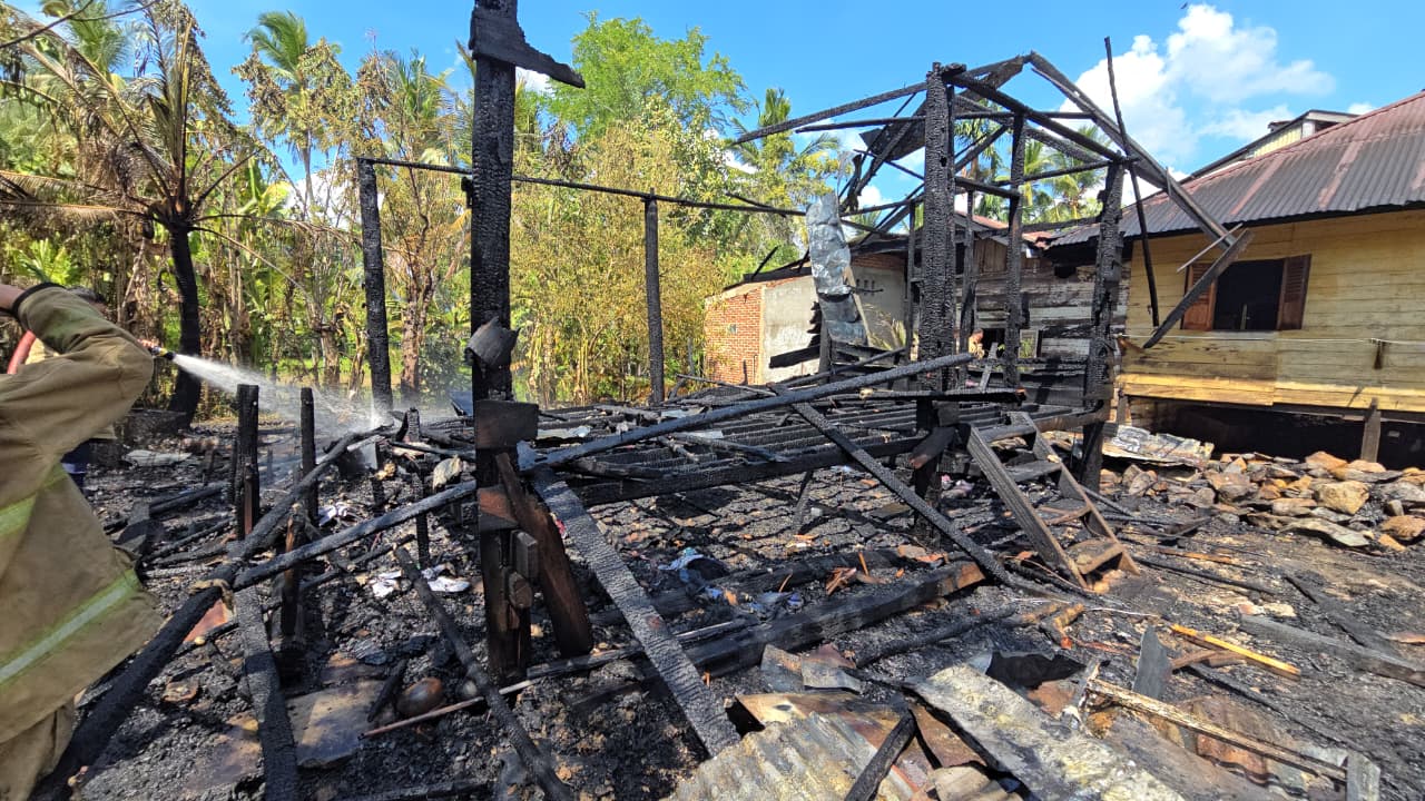 Rumah Kayu Kosong di Aceh Besar Ludes Terbakar, 4 Unit Damkar Dikerahkan Cegah Api Menjalar ke Rumah Warga