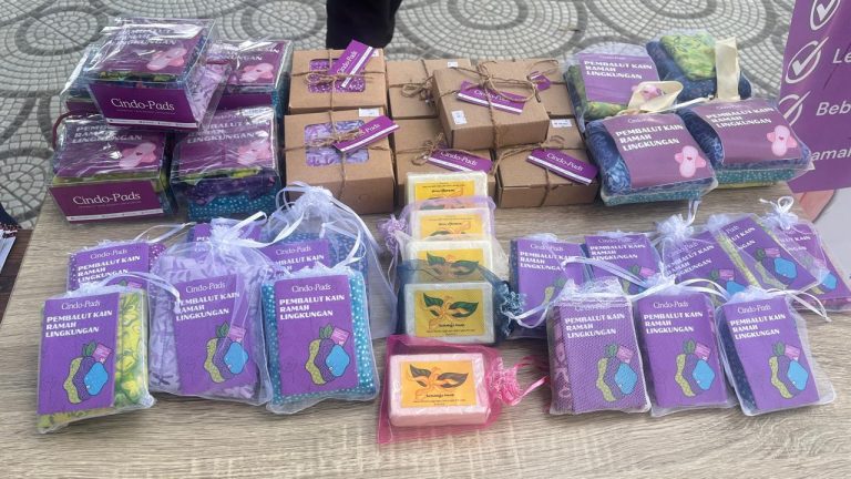 WCC Palembang Edukasi Perempuan soal Kesehatan Menstruasi dan Pembalut Kain Cindo-Pads di CFD Kambang Iwak