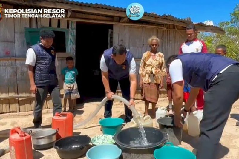Polda NTT Salurkan 10 Ribu Liter Air Bersih ke Warga Dua Dusun di Timor Tengah Selatan