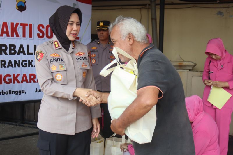 Polres Purbalingga Salurkan 50 Paket Sembako ke Warga Kurang Mampu Jelang Hari Bhayangkara Ke-80