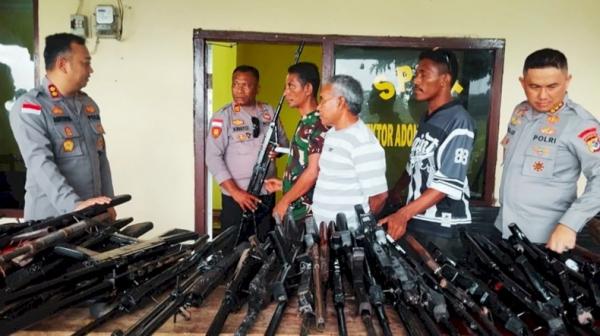 Demi Jaga Kamtibmas, Warga Adonara Timur Flores Timur Serahkan 52 Pucuk Senpi Rakitan ke Polres