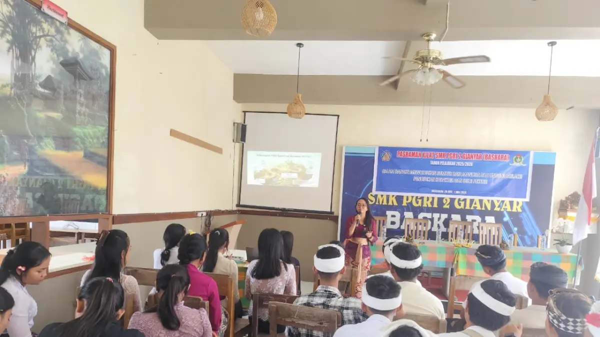 Penyuluh Agama Hindu Kemenag Gianyar Ajak Siswa SMK PGRI 2 Pahami Makna Galungan di Tengah Tren Medsos