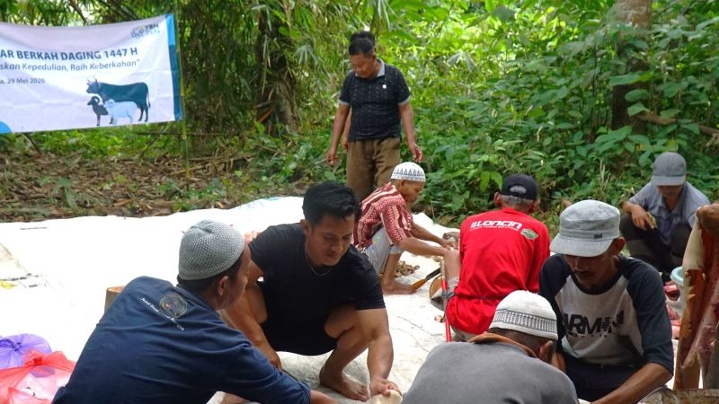 YBM PLN Kalselteng Bagikan Daging Kurban ke 160 KK di Pedalaman Meratus, Momentum Bersejarah bagi Warga Dusun Pabaan