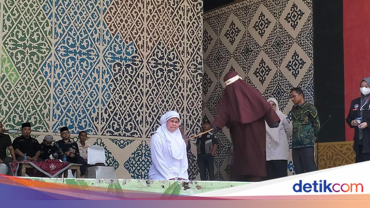 Pasangan Mesum Live TikTok di Banda Aceh Dihukum Cambuk 21 Kali di Depan Umum, Petugas Sempat Hentikan Eksekusi