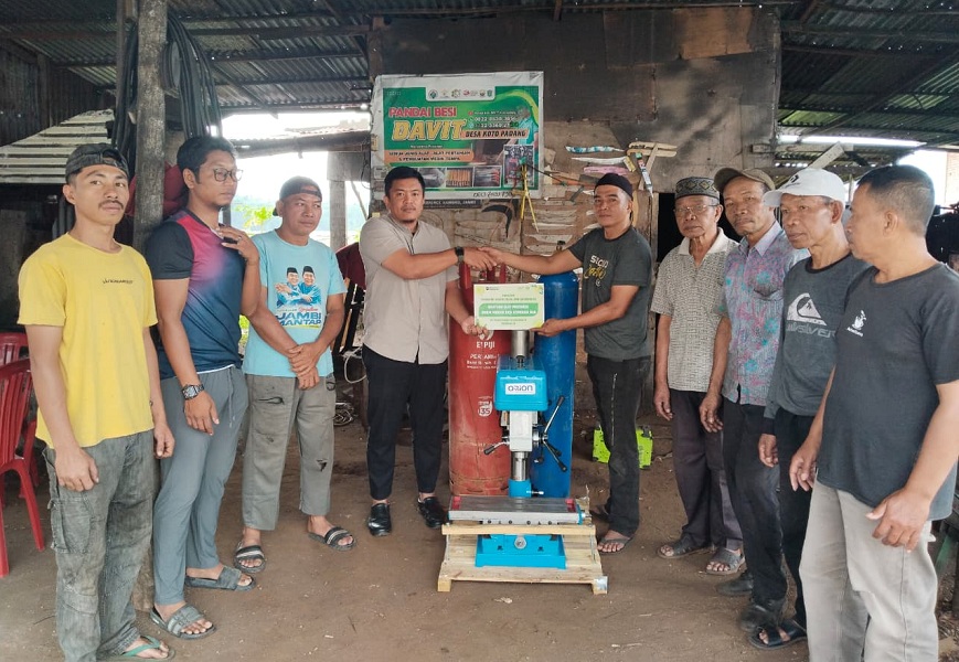 PTPN IV Regional IV Salurkan Mesin Canggih dan Bantuan Legalitas ke UMKM Pandai Besi di Sungai Penuh, Targetkan Daya Saing Naik