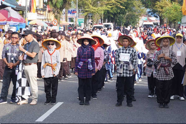 Ratusan Pelajar dari Padang Panjang hingga Tanah Datar Meriahkan Lomba Gerak Jalan HUT ke-81 RI, Ini Kata Wakil Wali Kota