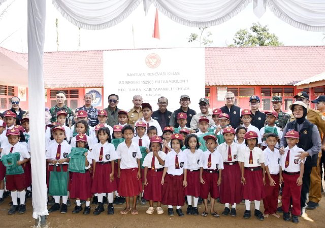 Bupati Tapanuli Tengah Dampingi Deputi DPN Tinjau Rehabilitasi Pascabencana, Bantuan Renovasi SD di Tukka Diserahkan