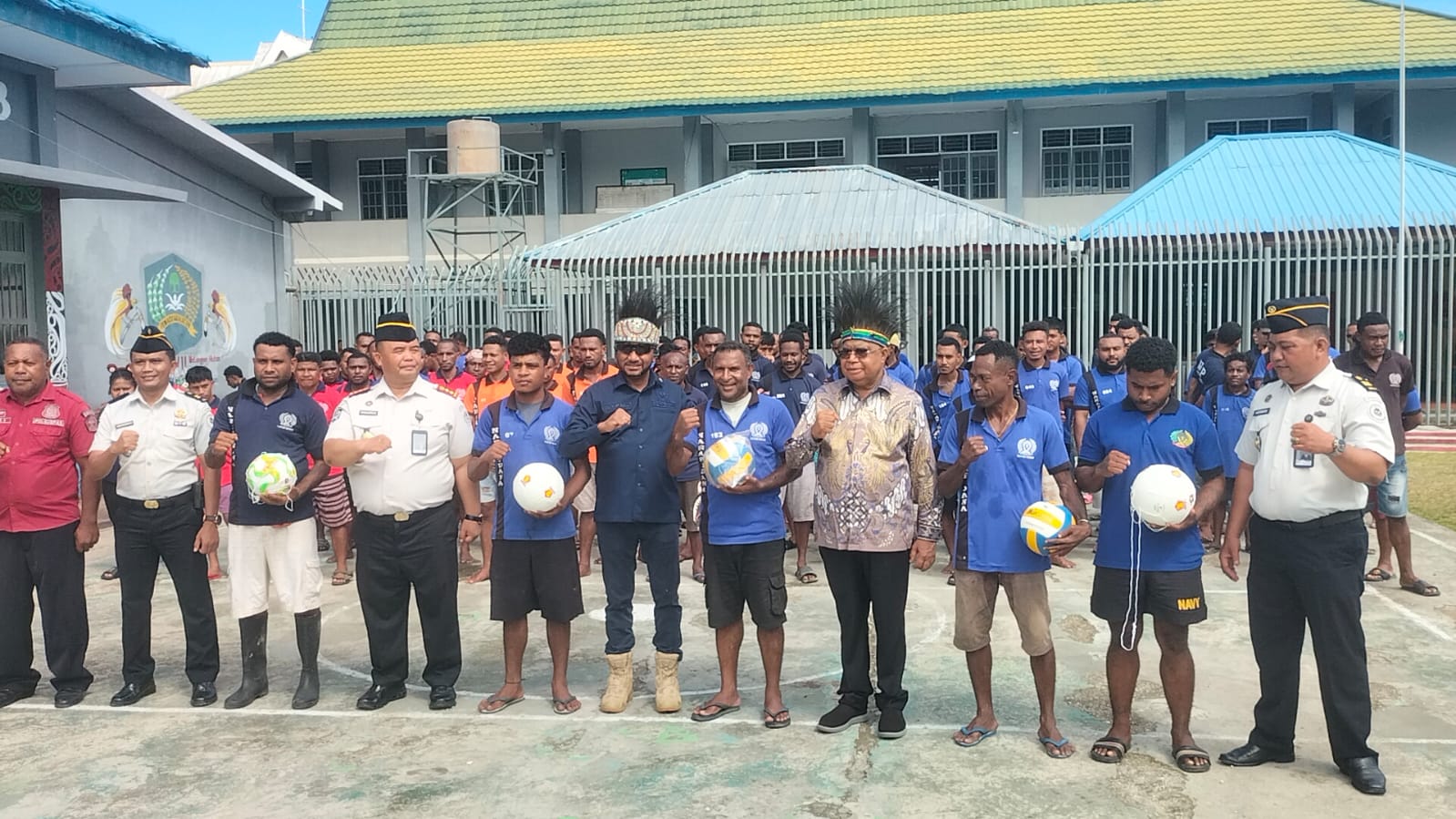 Anggota Komisi XIII DPR RI Yan Mandenas Kunjungi Lapas Serui, Salurkan Semen untuk Lapangan Olahraga Warga Binaan