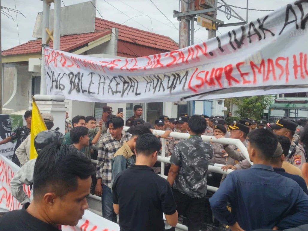 Polemik Penjemputan Mahasiswa di Kejati Sumbar: Korlap SEMMI Sebut Fadhil Disekap 6 Jam, Kejati Bantah