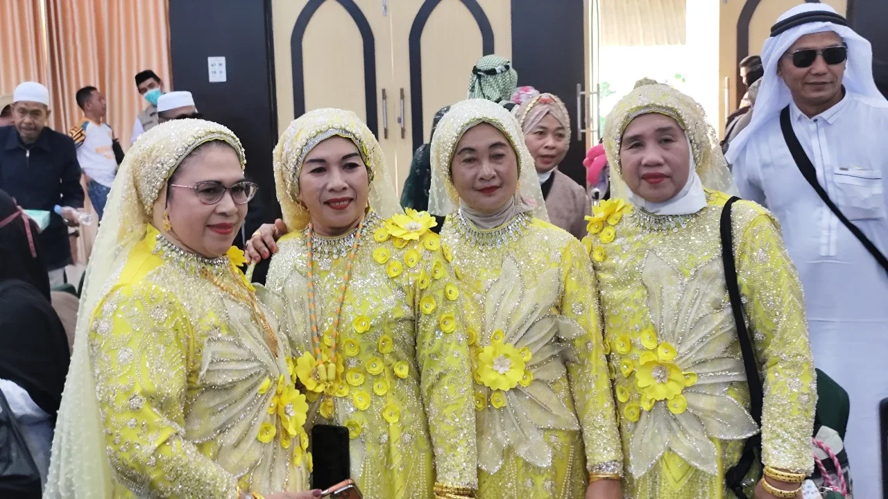 Bupati Gowa Bela Jemaah Haji Berpakaian Gemerlap: Itu Bentuk Kebanggaan dan Kegembiraan, Bukan Nyentrik