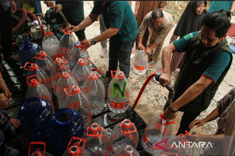 Komunitas Tangan Diatas Salurkan 7.200 Liter Air Bersih untuk Warga Terdampak Karhutla di Pulang Pisau