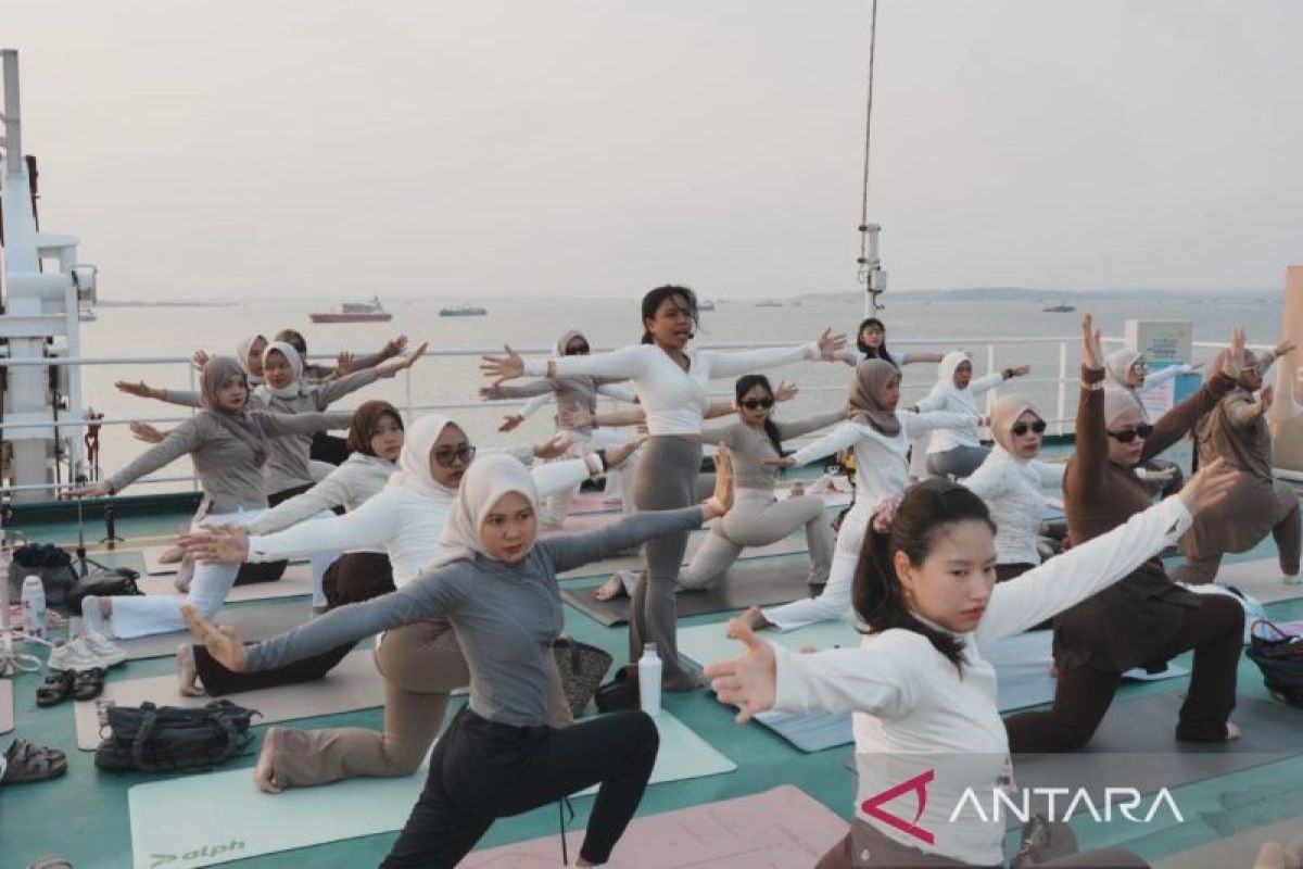 PT Pelni Balikpapan Ubah Geladak KM Lambelu Jadi Ruang Komunitas, Sunset Yoga Perdana Dibanderol Rp 249.000
